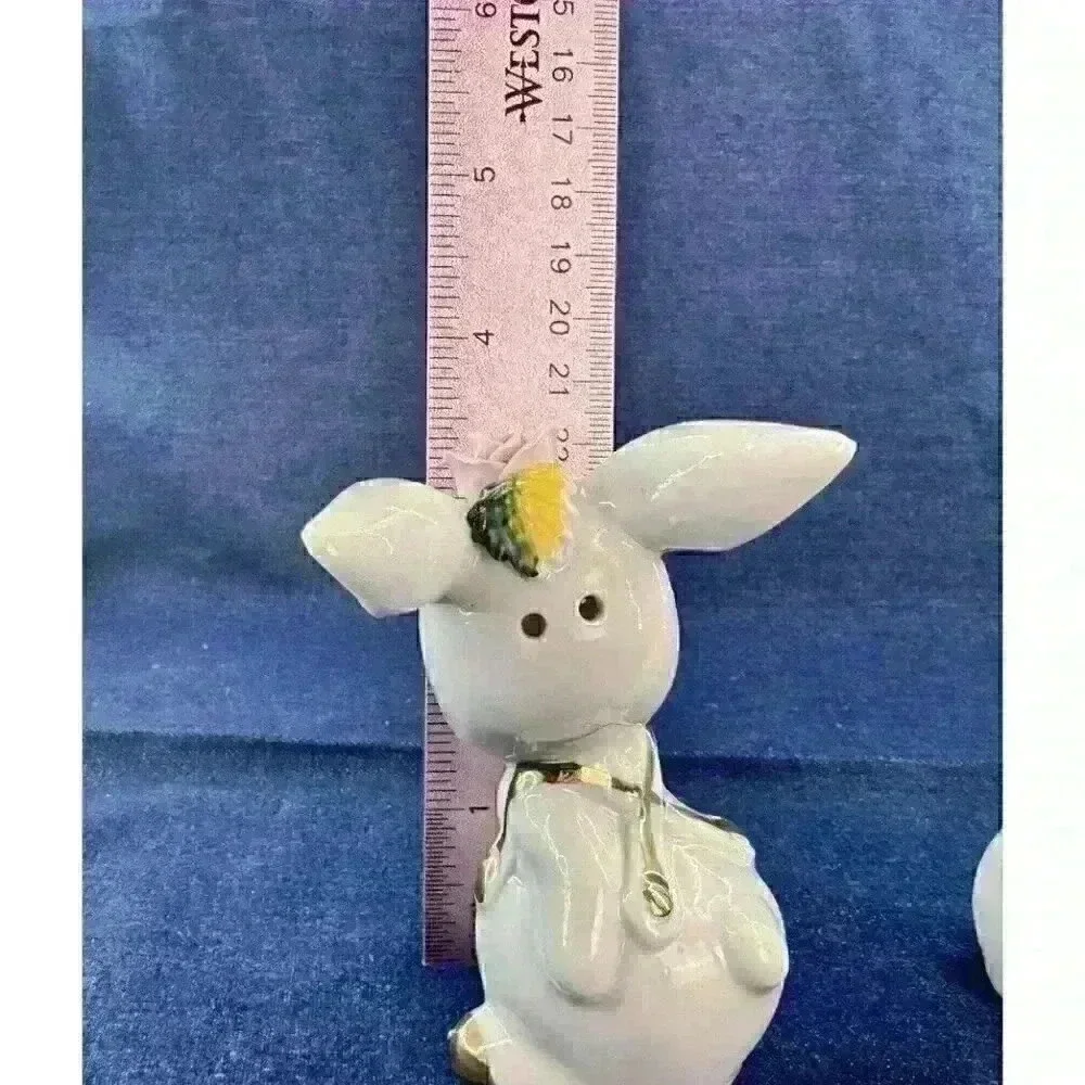 Vtg Set Salty & Peppy Anthropomorphic Bunny Rabbit Salt & Pepper Shakers Cottage